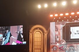 Xiaojun WayV pamer sarung batik