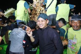 Arakan "Tumpeng Ketupat" di Trenggalek meriah