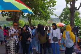 Objek wisata di Kawasan Ekonomi Khusus Mandalika ramai saat Lebaran Topat 2023