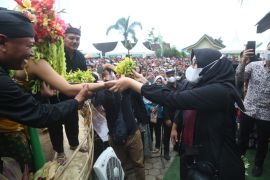 Bupati Ipuk ajak warga promosikan tari mistis Seblang di medsos