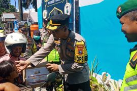 Polres dan Kodim 0823/ Situbondo bagikan bingkisan ke pengendara roda dua