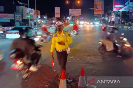 Jalan arteri Cirebon pada Minggu malam ramai pemudik balik ke Jakarta