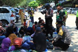 H+7 Lebaran, ribuan wisatawan padati Pantai Delegan Gresik