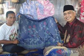 Husaini, pemuda milineal lestarikan kain tenun ikat Sarigading khas HSU