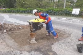 Demi kelancaran dan keselamatan, PHR perbaiki jalan di Rumbai