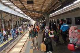 Selama angkutan Lebaran, petugas KAI Jember turunkan delapan pemudik "nakal"