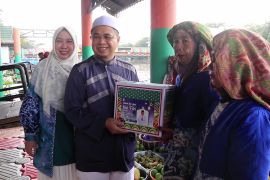 Puluhan Pedagang Pasar Terapung Banjarmasin peroleh bantuan sembako
