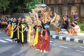 Wali Kota Denpasar serahkan uang pembinaan duta seni pawai PKB 2023