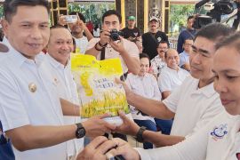 KSBSI-KSPSI Maluku berbagi sembako pada Hari Buruh