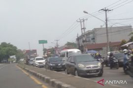 Jalan arteri Karawang padat pada arus milir gelombang kedua