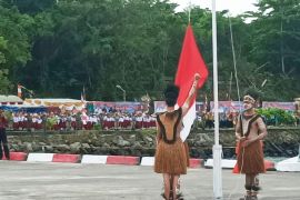 Siswa di Biak Numfor gunakan pakaian adat Nusantara peringati Hardiknas