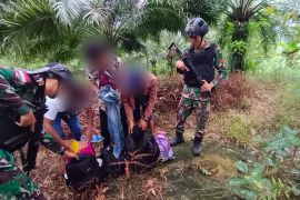 Satgas Pamtas gagalkan PMI ilegal asal NTB di perbatasan Indonesia