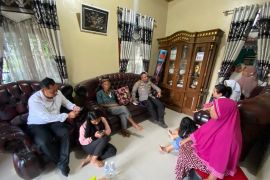 Polisi pasang "police line" di rumah pelaku penembakan Kantor MUI