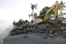 Pemkot Mataram memasang "riprap" cegah abrasi di Pantai Mapak