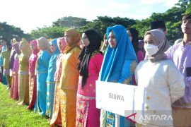 Peserta upacara Hardiknas di Gorontalo kenakan pakaian adat