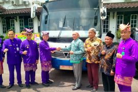 Pemkab Bangka hibahkan bus di lembaga pesantren