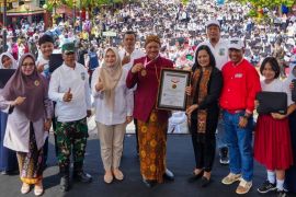 Pembagian laptop gratis 9.400 unit oleh Pemkot Madiun pecahkan Rekor MURI