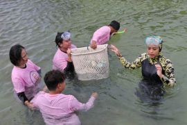 Komitmen jaga alam, Relawan "Srikandi Ganjar Jatim" bersih-bersih Gili Ketapang