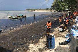 DPRD Kepri minta APH telusuri asal limbah minyak hitam di Perairan Batam