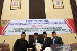 Bupati Tapsel sampaikan nota LKPJ 2022, APBD digunakan danai urusan pemerintah