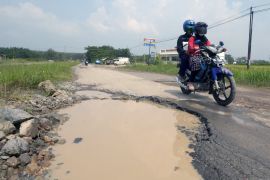 Insfrastruktur jalan menuju Kota Baru, Lampung rusak Page 1 Small