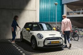 MINI Cooper Electric 2025 akan hadir dengan tenaga dan jangkauan lebih