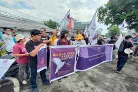 Peringati WPFD AJI Manado gelar aksi damai