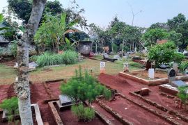 Pemkot Depok tangani longsor turap di TPU Kalimulya 2