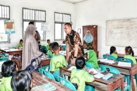 Momen Hardinkas 2023. Pj Bupati Tapteng apresiasi tenaga pendidik