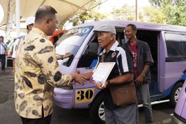 Pemkot Batu salurkan BLT pelaku sektor transportasi