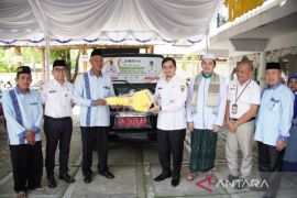 Bupati HST serahkan mobil operasional untuk cetak 2000 penghafal Al Quran
