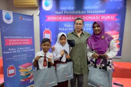 Peringati Hari Pendidikan Nasional, karyawan XL Axiata gelar donor darah dan donasi buku