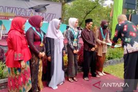 Belajar semangat dari Khofifah