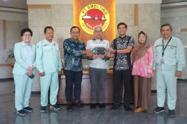 DPM-PTSP Gresik serahkan SLF dan PBG PT Smelting
