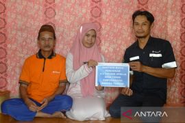 PT Timah Tbk Bantu Biaya Kuliah Rispa dan Yayang