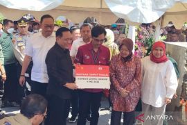 Menteri Sosial Tri Rismaharini berikan bantuan untuk pilar sosial korban gempa Cianjur