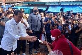 Jokowi checks prices of staple goods at Natar Market, Lampung