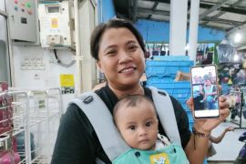 Ni Putu Astuti menangis haru bisa berfoto dengan Jokowi di Lampung