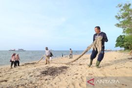 ASN  Bangka Barat bersih pantai dukung kenyamanan wisatawan