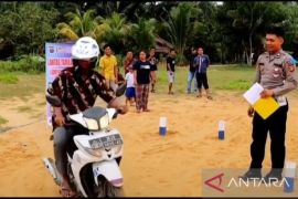 Satlantas "Tama Lam Kampong" oleh Polres Kutai Barat