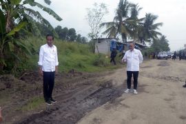 Presiden tinjau jalan rusak di Lampung Page 1 Small