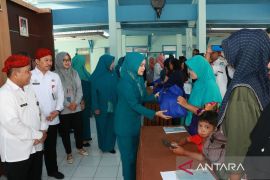 Sumenep bagikan bantuan  pangan kepada 27.163 keluarga risiko stunting