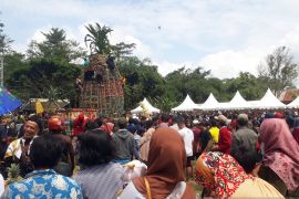 Ratusan masyarakat berebut nanas gratis dalam festival "Pineapple Festival 2023" di Kediri