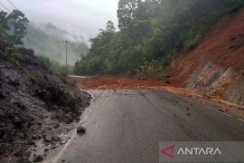 Diterjang longsor, akses jalan provinsi di Malalak-Agam putus total