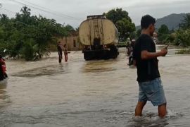 Jalan nasional di Palembayan, Agam terendam banjir dampak hujan (Video)