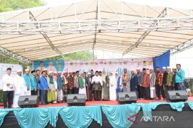 Disaksikan ribuan massa, ormas keagamaan tandatangani petisi dukung Dolly Pasaribu