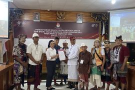 Seniman 'bondres' iringi bacalon DPD daftar ke KPU Bali