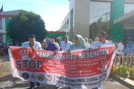 Polres Agam kerahkan puluhan personel kawal aksi damai tenaga kesehatan