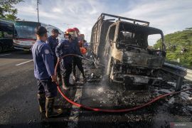 Kebakaran truk di tol Sidoarjo