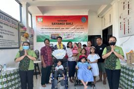 Siswa di Bali gowes 393 km, kemudian serahkan donasi ke yayasan sosial